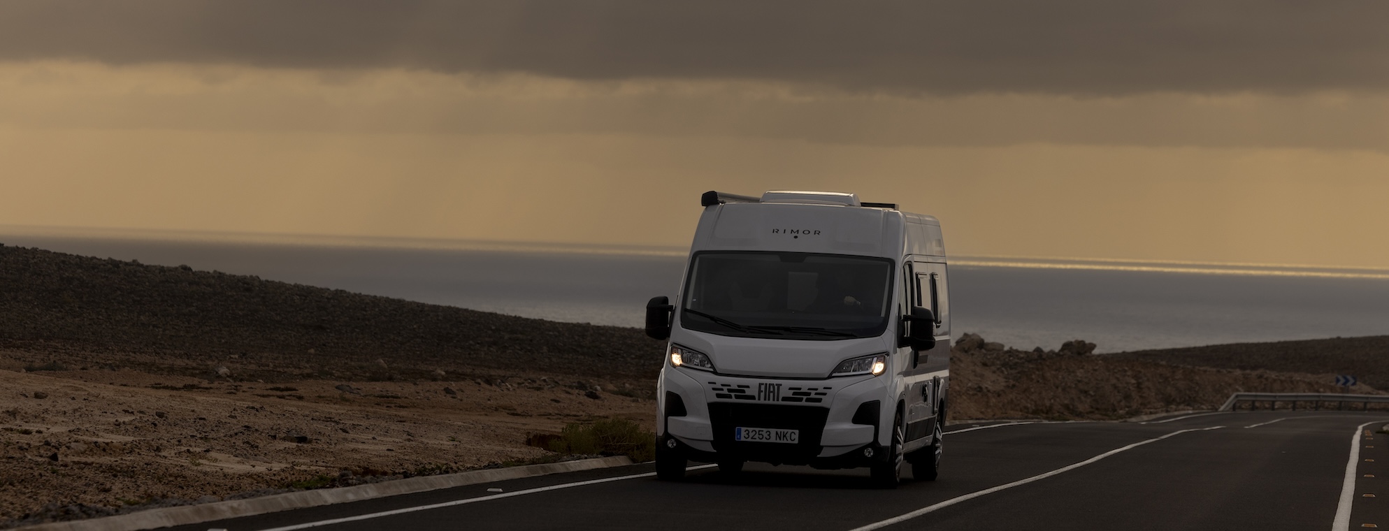 Vanvaz Wohnmobil auf einer Straße auf Fuerteventura bei Sonnenuntergang